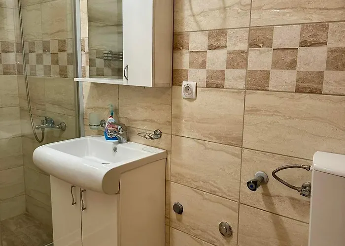 Miodragovic - Nedaleko Od Sneznika, 100 Metara Pre Bazena *