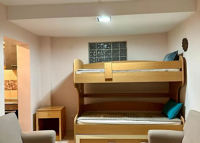 Miodragovic - Nedaleko Od Sneznika, 100 Metara Pre Bazena